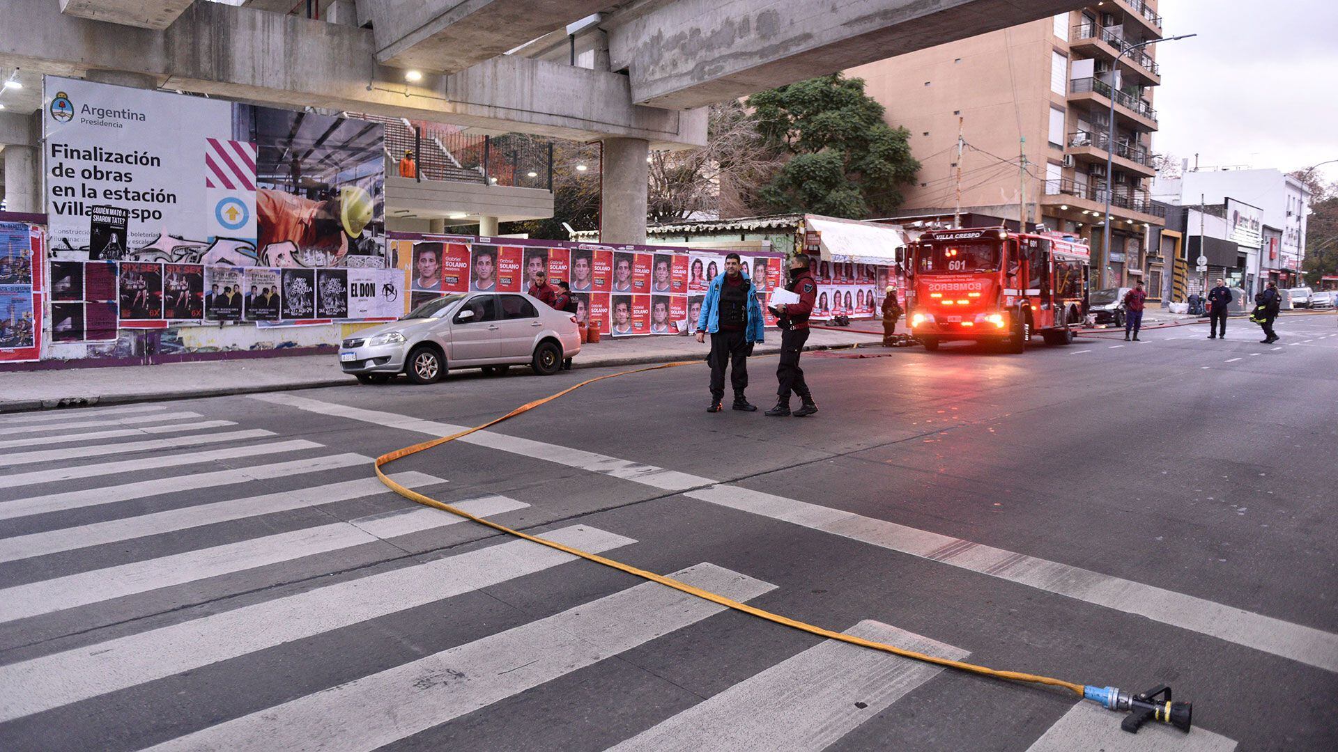 Bomberos combatieron el incendio (Fotos: Adrián Escándar)