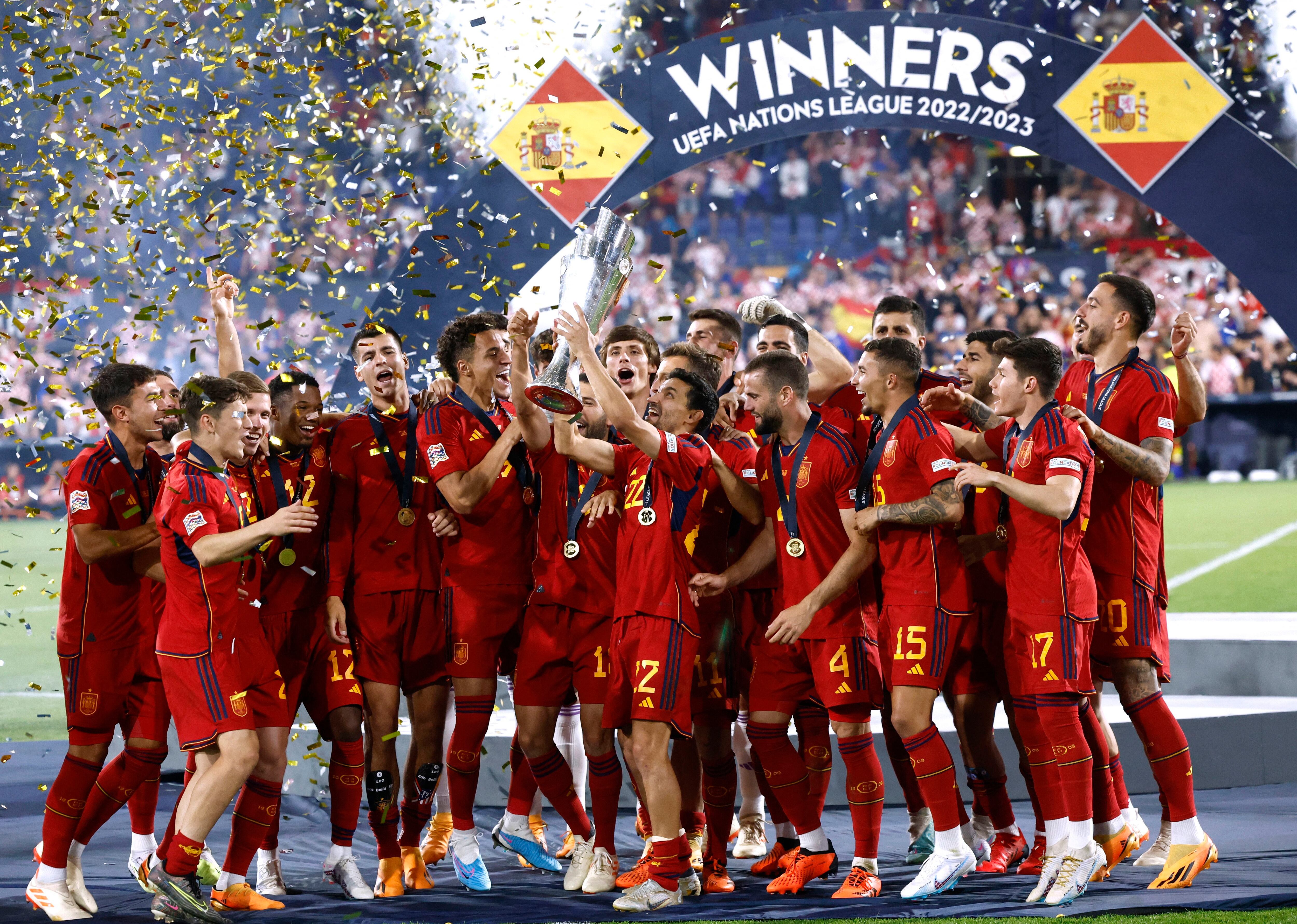 Los jugadores de la selección española celebran la Nations League 2023 (REUTERS).