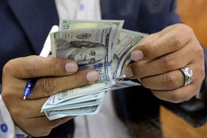 Analistas advierten que más restricciones sobre el dólar oficial presionan al alza al azul (Reuters)