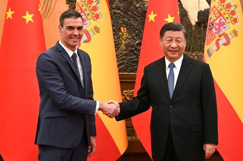 El presidente chino, Xi Jinping, y el presidente del Gobierno español, Pedro Sánchez, se dan la mano en Pekín, China. 31 de marzo de 2023. Palacio de la Moncloa/Borja Puig de la Bellacasa/Handout vía REUTERS