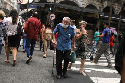 La gente camina alrededor del mercado callejero de Saara, en medio del brote de la enfermedad coronavirus (COVID-19), en Río de Janeiro, Brasil 19 de noviembre de 2020. Foto tomada el 19 de noviembre de 2020.   REUTERS/Pilar Olivares