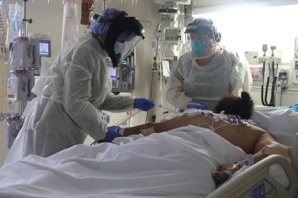 Imagen de archivo de personal médico atendiendo a un paciente que sufre de COVID-19, en la Unidad de Cuidados Intensivos (UCI) del Hospital Scripps Mercy en Chula Vista, California (Reuters)