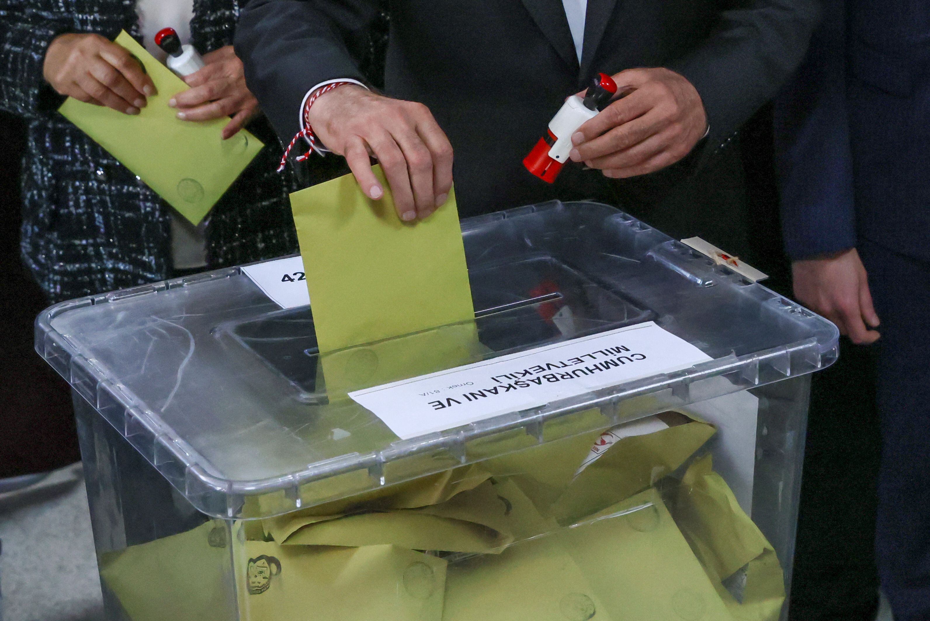 De los 3,4 millones los electores turcos inscritos para votar fuera del país, un 52,6% participó activamente de la primera vuelta, el 14 de mayo (REUTERS)