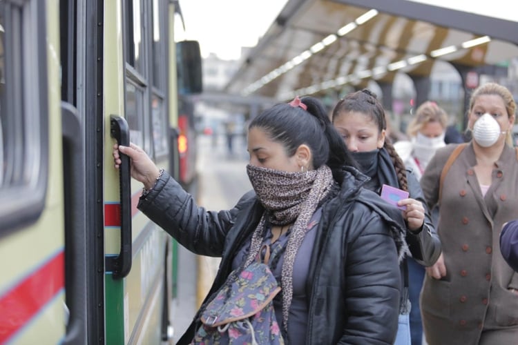 Continuará vigente también el distanciamiento social obligatorio en estos transportes públicos.