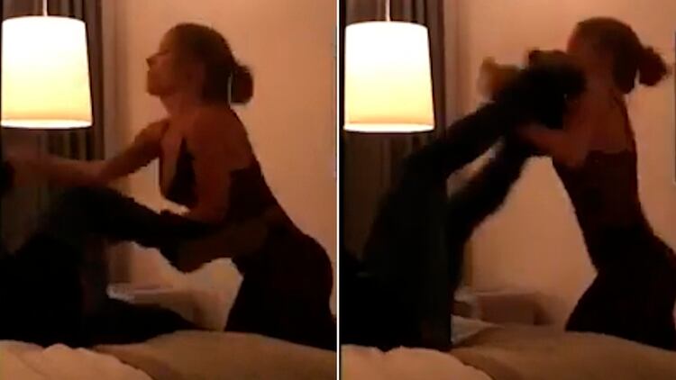 El video que ella presentó dura siete minutos y se ve a la modelo agrediendo al futbolita