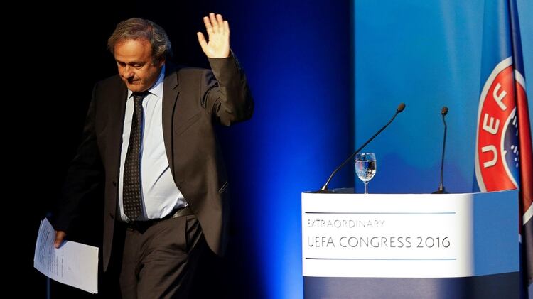 Michel Platini, ex presidente de la UEFA, no descartó volver a trabajar en el fútbol (EFE)