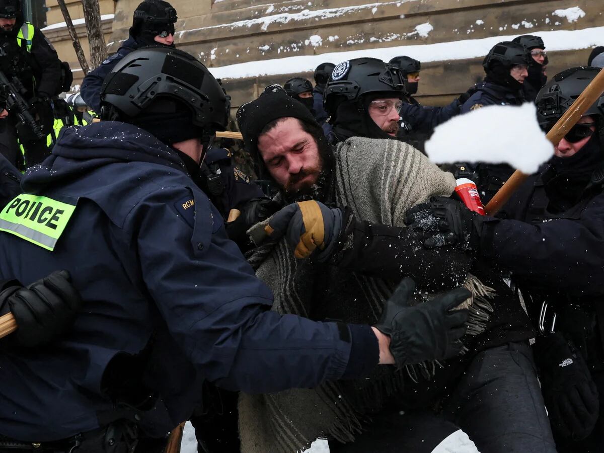 Canadá: la Policía despejó casi todo el centro de Ottawa de manifestantes  antivacunas - Infobae