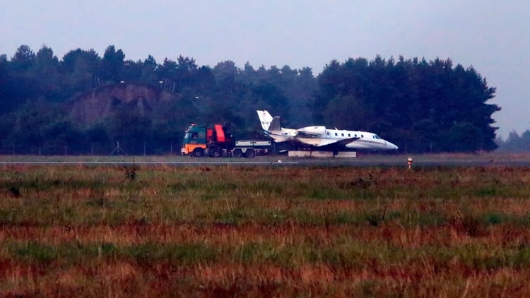 Diez pasajeros iban a bordo del avión (AFP)