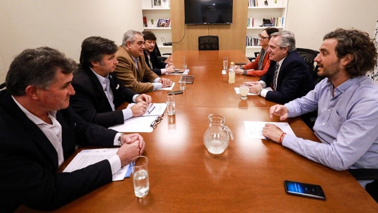 El presidente Alberto Fernández y el jefe de Gabinete, Santiago Cafiero, con la Mesa de Enlace de entidades agropecuarias