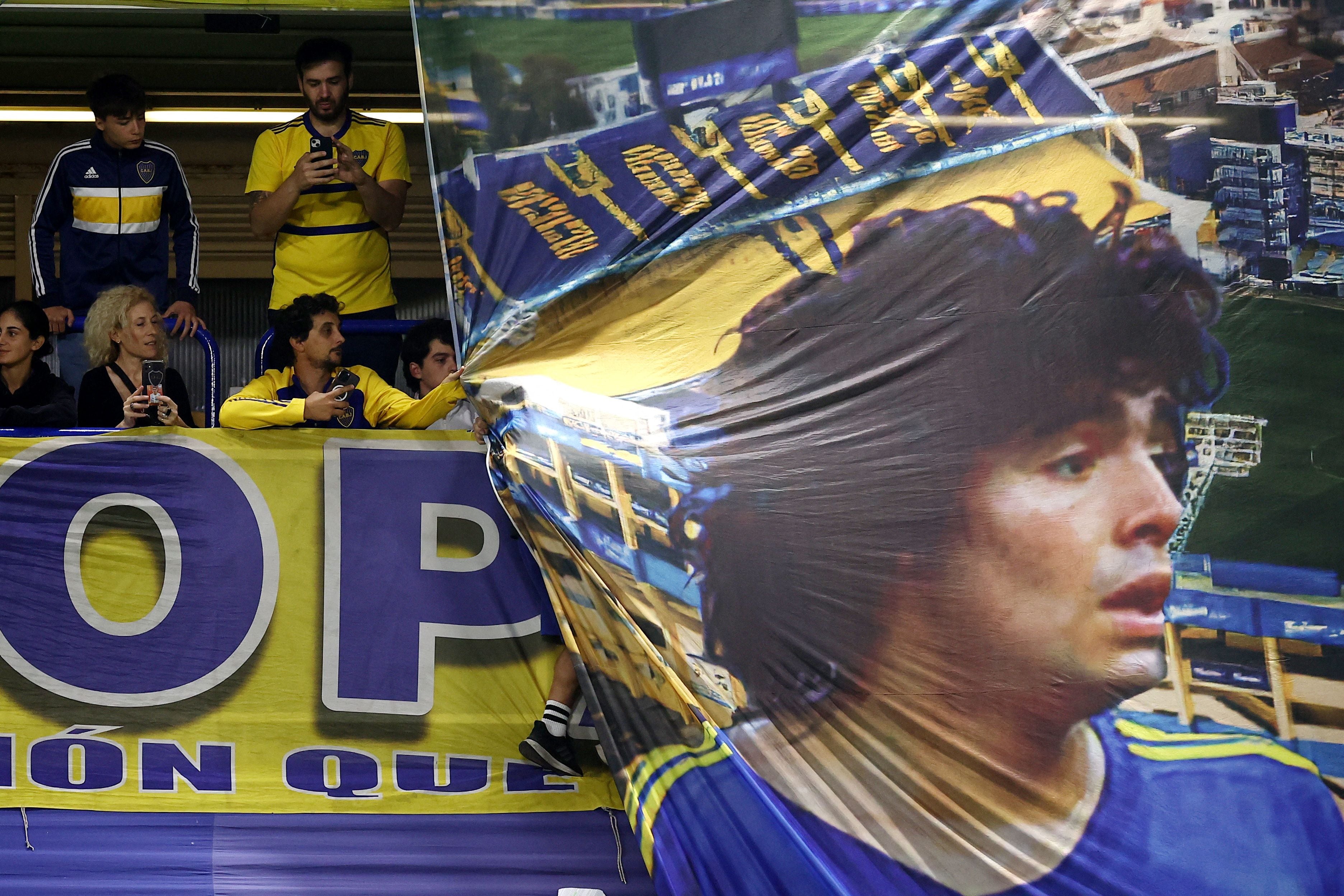 Los hinchas de Boca desplegaron una bandera de Diego Maradona durante el recibimiento al equipo (REUTERS/Agustin Marcarian)