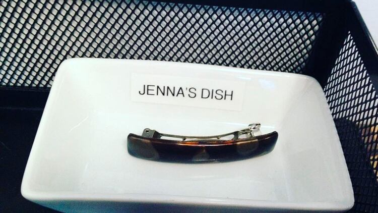 La hebilla de pelo que Jenna Fischer tiene en su casa y la mostró en Instagram