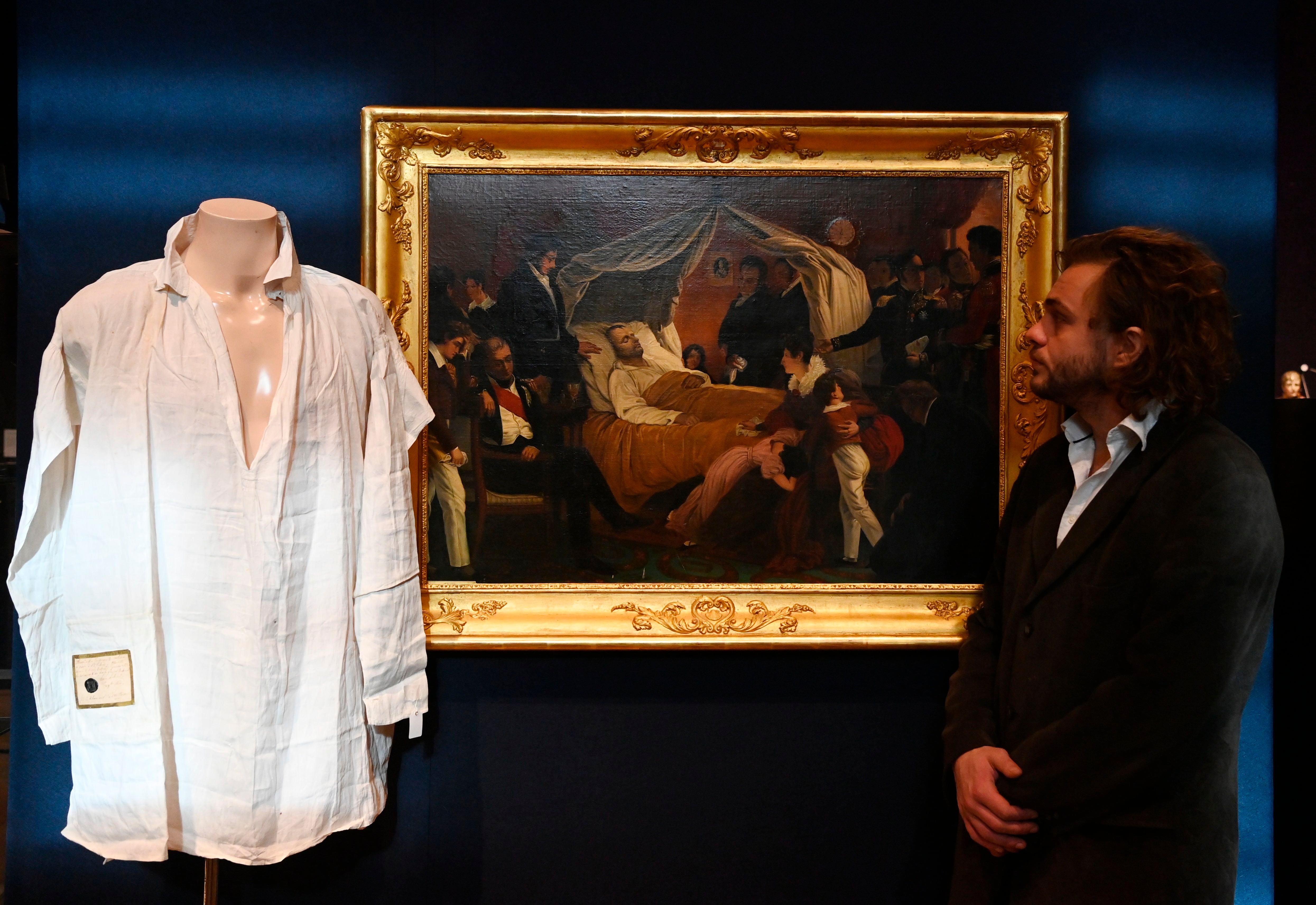 Camisa de Napoleón que será subastada en Londres (Foto: EFE)