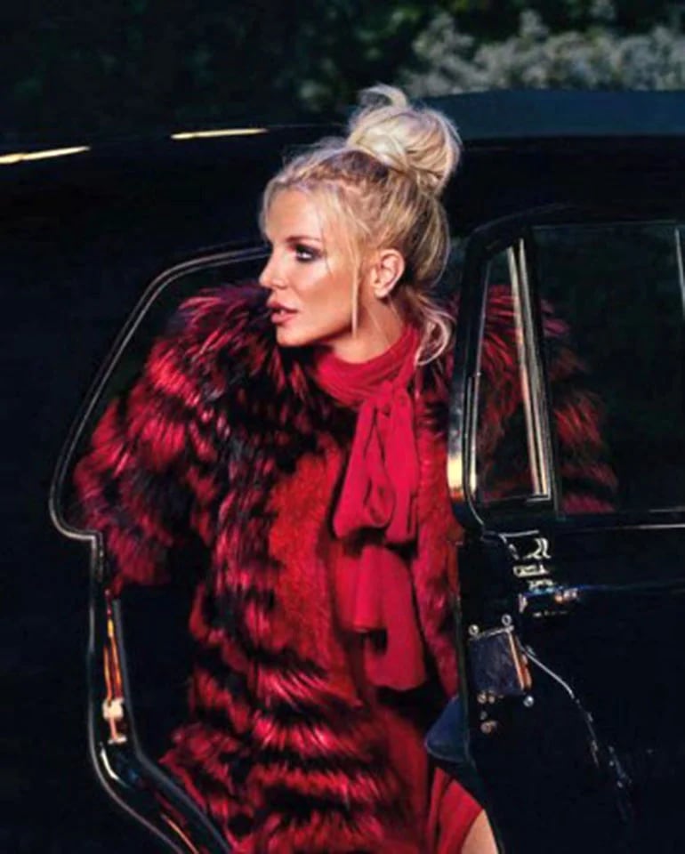 Britney Spears en su videoclip Slumber Party con una creación de Santiago Artemis