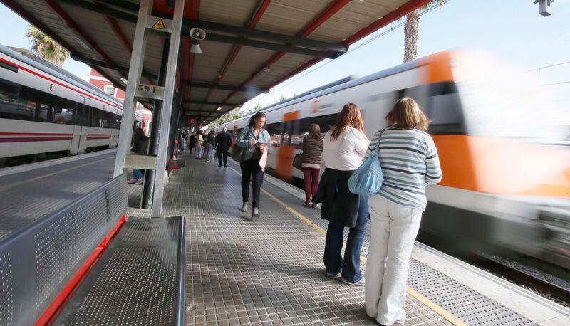 FOTO DE ARCHIVO. Imagen referencial de pasajeros esperando la llegada del tren de Rodalies, en la estación de tren de Mataró, Cataluña, España. 31 de octubre de 2013. REUTERS/Gustau Nacarino