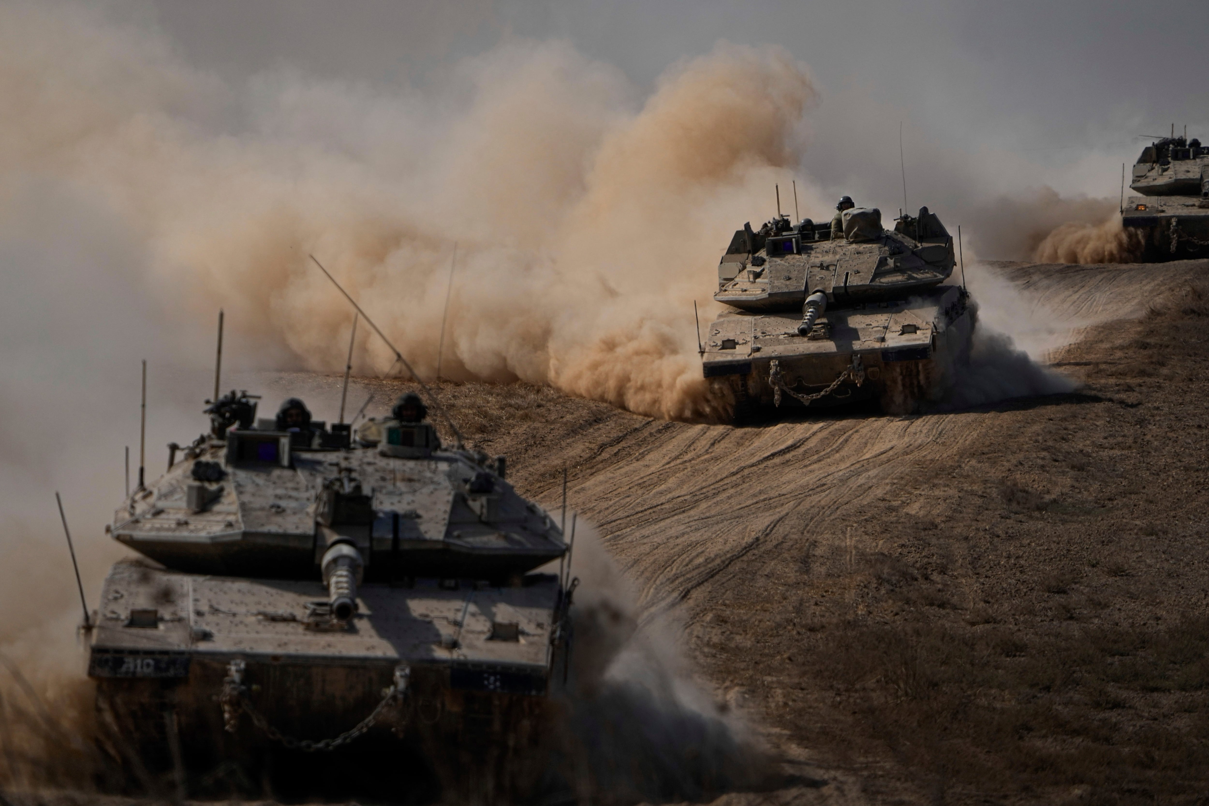 Tanques israelíes se dirigen a la frontera en la Franja de Gaza en el sur de Israel (AP Foto/Ariel Schalit)
