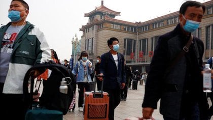 Viajeros en la estación de tren de Pekín, China. 9 de octubre de 2020. REUTERS/Thomas Peter