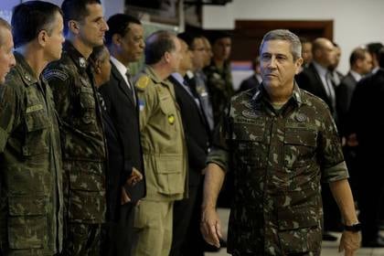 El general del ejército brasileño Walter Souza Braga Netto, actual jefe de gabinete, llegaba a una reunión en Río de Janeiro el 30 de agosto de 2018 (REUTERS/Ricardo Moraes)