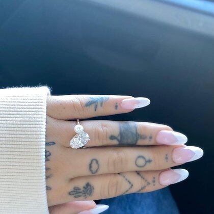 Ariana Grande mostró su anillo de compromiso (@arianagrande)