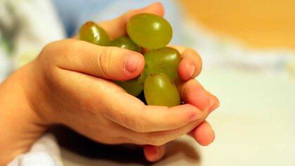 La tradición española de comer 12 uvas por cada deseo. 