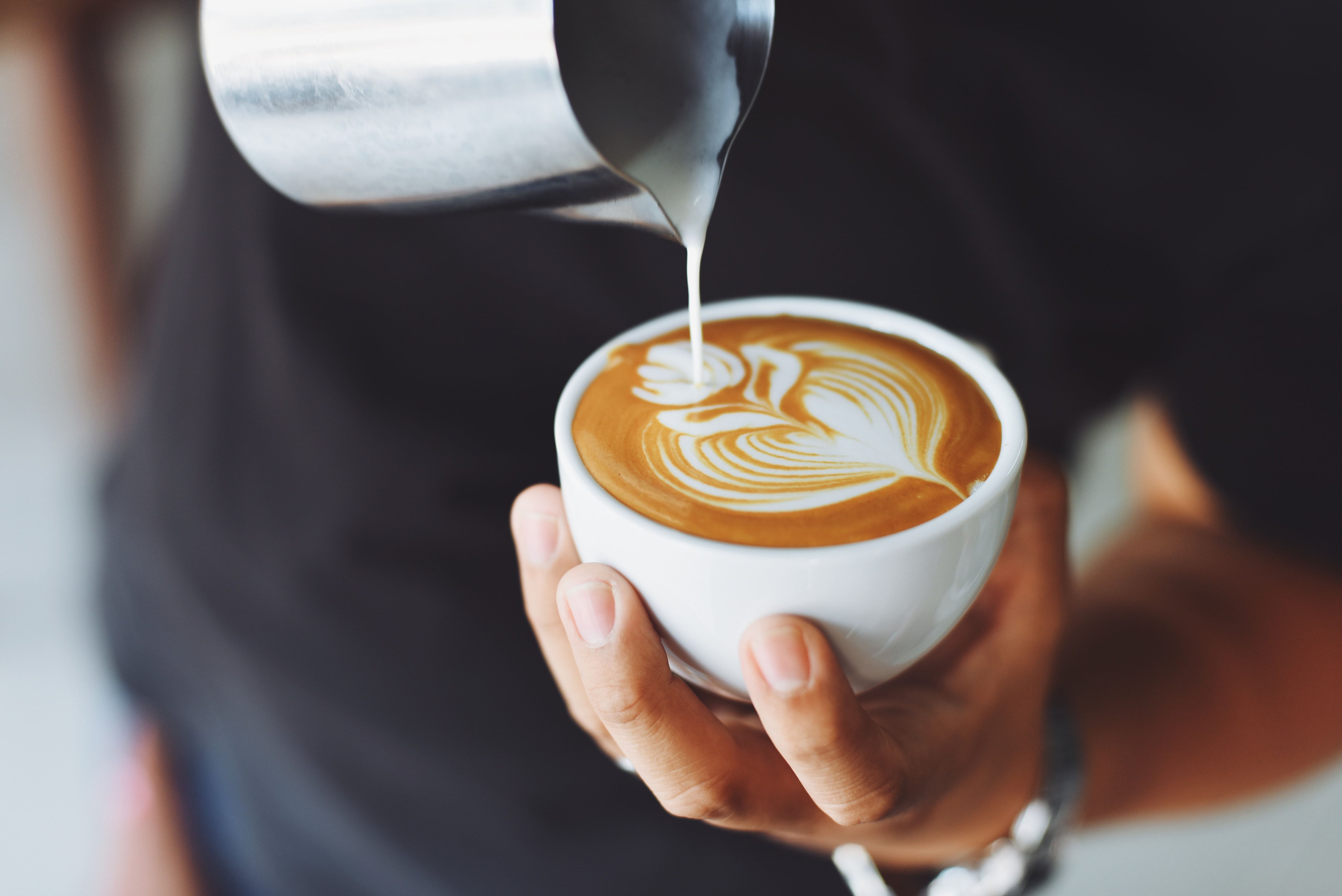 El café previo a embarcar debería ser evitado, si se quiere evitar algún malestar como la taquicardia durante el vuelo (Pexels)