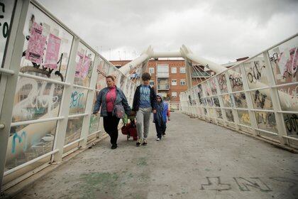 Personas caminan en el Puente de Vallecas (REUTERS/Javier Barbancho)