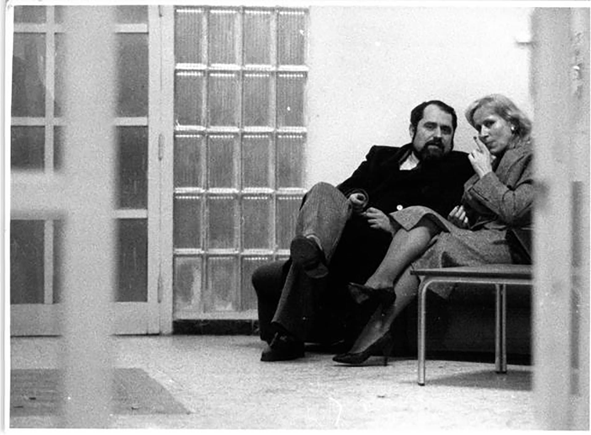 Neus dijo ante los oficiales que dos terroristas encapuchados de extrema izquierda habían tocado el timbre ese domingo a la hora de la siesta en su casa de campo y los habían tomado de rehenes. La versión cayó por su propio peso