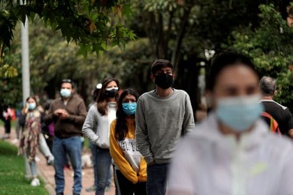People stand in line to be tested, as a three-day lockdown starts in the capital of the country, to curb the spread of the coronavirus disease (COVID-19), in Bogota, Colombia April 10, 2021. REUTERS/Nathalia Angarita   NO RESALES. NO ARCHIVES