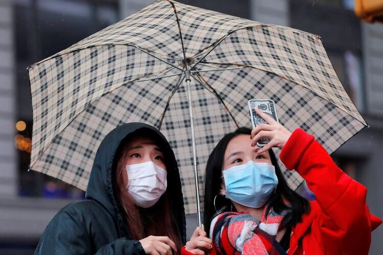 Personas usan máscaras faciales en Times Square después de que se confirmaron más casos de coronavirus en la ciudad de Nueva York, EEUU (REUTERS/Andrew Kelly)