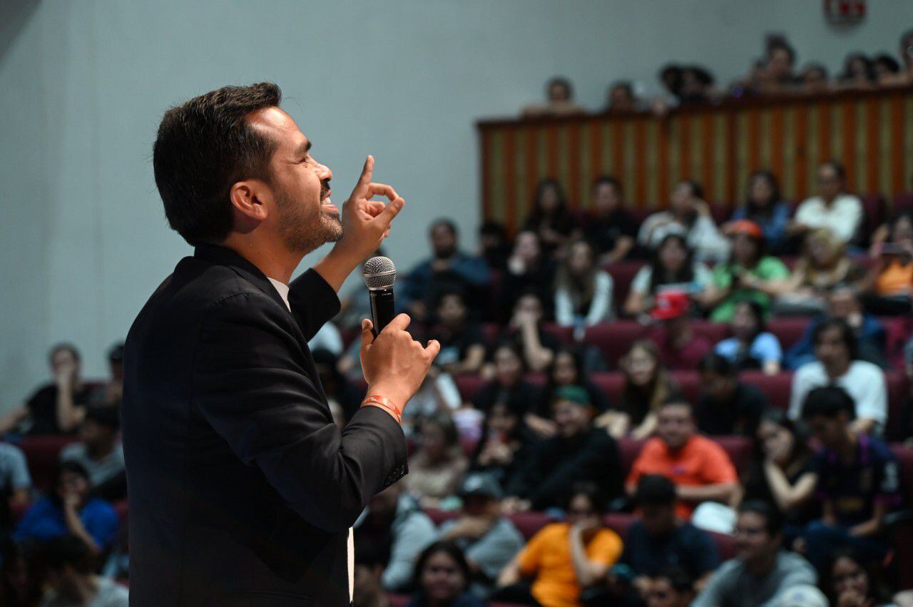 Maynez en conferencia con el alumnado de la UAS