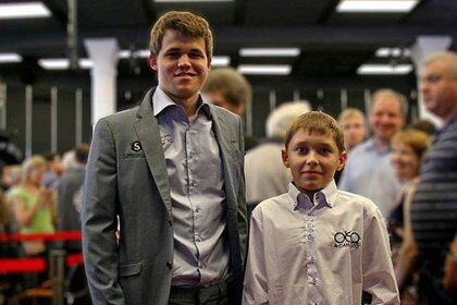 Andréy Esipenko de 11 años con Magnus Carlsen antes de que este fuera campeón del mundo.
