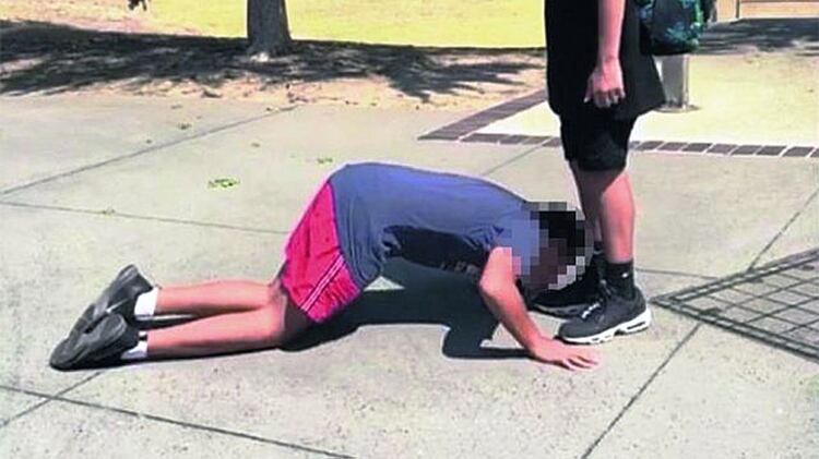 Un niño judío de 12 años es obligado a besar los pies de un compañero musulmán quien lo acosaba en el colegio junto a otros alumnos (@JTAnews)