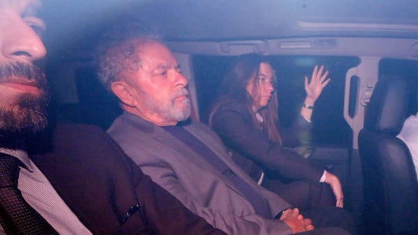 Lula es trasladado en un auto policial tras entregarse