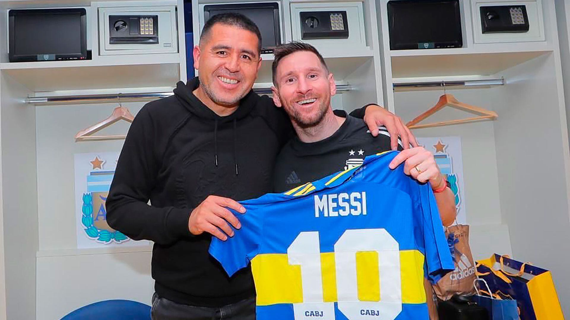 Riquelme le regaló a Messi la camiseta de Boca
