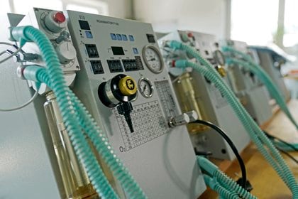 The Government of Mexico sanctioned and disqualified the company of Manuel Bartlett's son who sold ventilators for COVID-19 patients at a surcharge to the Mexican Institute of Social Security (IMSS).  (Photo: EFE / EPA / RONALD WITTEK / File)

