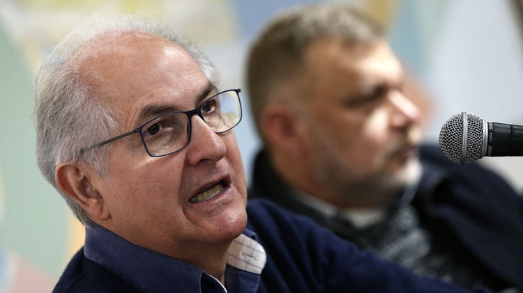 El ex alcalde de Caracas Antonio Ledezma y el diputado a la Asamblea Nacional de Venezuela, Ramón López (EFE)