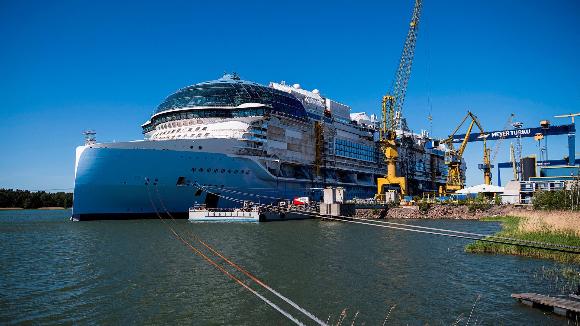 ”Este barco es actualmente, que sepamos, el crucero más grande del mundo”, declaró Tim Meyer, director general del astillero Meyer Turku, encargado de su construcción en la costa suroeste de Finlandia. AFP