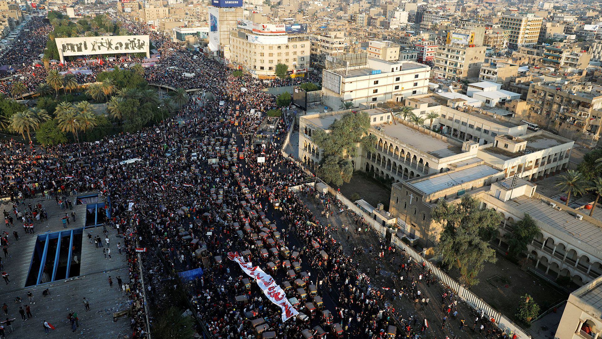 Una multitudinaria marcha en la histórica plaza de Tahrir de Bagdad. Allí se instaló un campamento de resistencia frente al Nasb al-Hurriyah (monumento a la libertad) del mítico escultor Mohammed Ghani Hikmat.