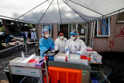 Un puesto sanitario una calle de Roma para testear a personas por coronavirus - EFE/EPA/GIUSEPPE LAMI/Archivo
