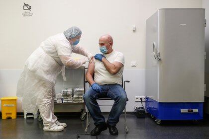 Un hombre recibe la Sputnik V en un centro de vacunación de Moscú (REUTERS/Maxim Shemetov)