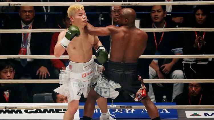 Mayweather se enfrentó a un luchador de kickboxing a fines del 2018 REUTERS/Issei Kato