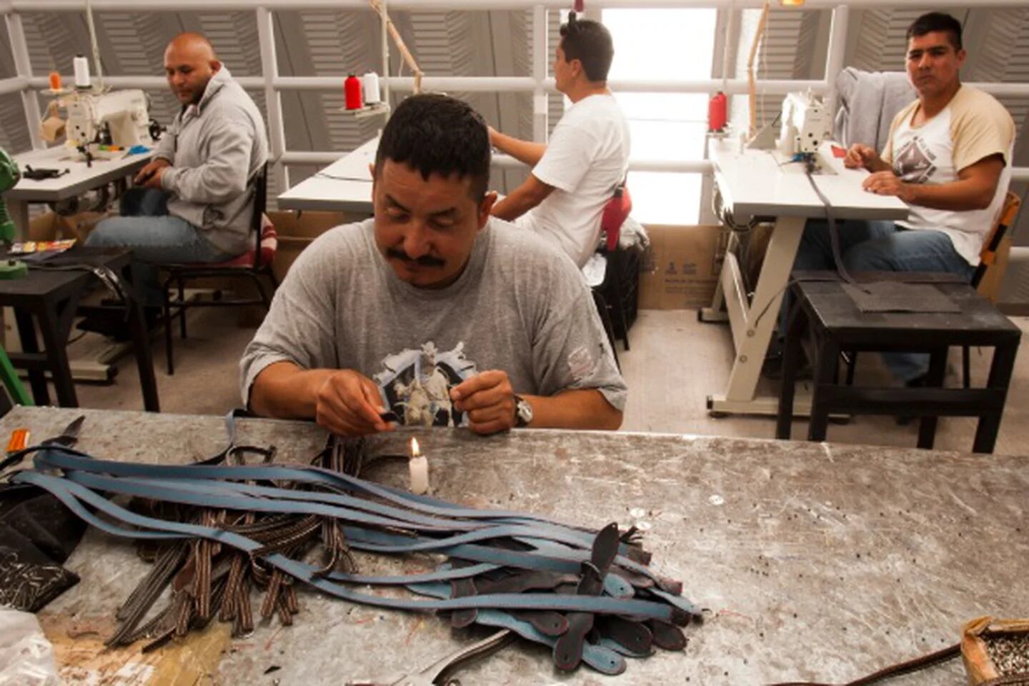 Latinas hacen el trabajo pesado en una industria que tradicionalmente  estaba dominada por hombres - La Opinión