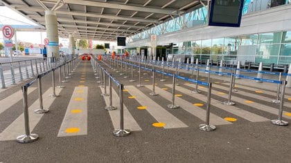 Preparativos en Ezeiza, con señalización de filas al aire libre