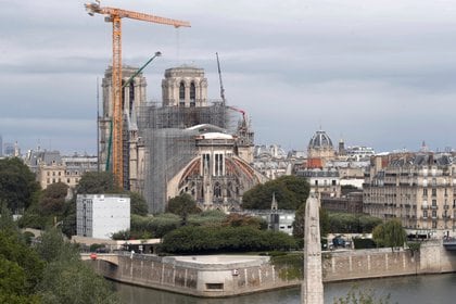 Los andamios y la estructura sobre el techo en los que se trabaja para la reconstrucción de Notre Dame.
