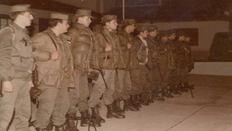 Los gendarmes, en formaciÃ³n, antes de partir a las islas desde Comodoro Rivadavia.Â Foto: Gentileza GendarmerÃ­a.