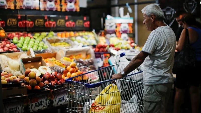 FOTO DE ARCHIVO: Un cliente espera con su carro de compras en una verdulería, en momentos en que la inflación argentina supera el 100% anual, en Buenos Aires, Argentina March 14, 2023. REUTERS/Agustin Marcarian