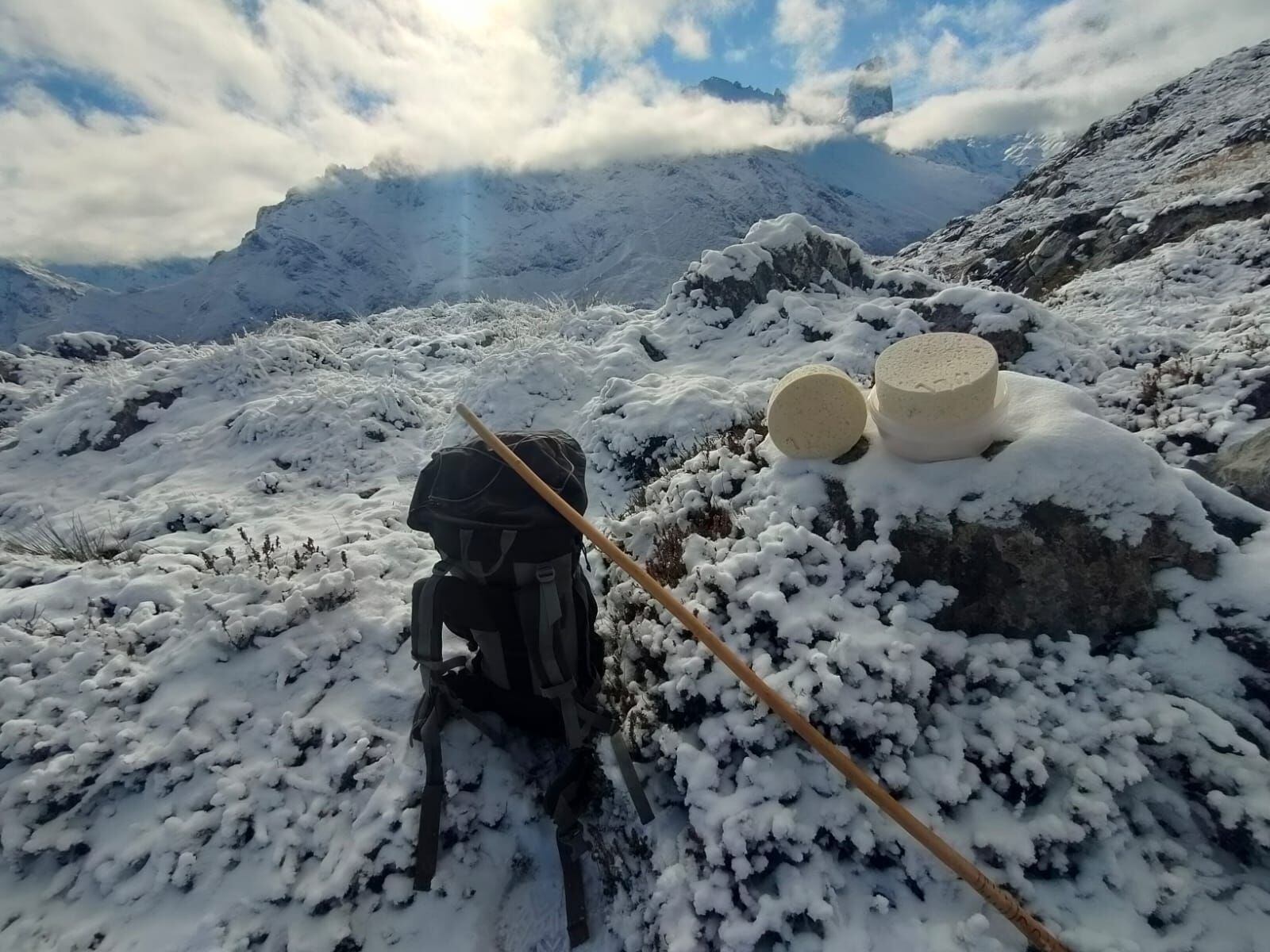 Rosa y su hijo suben hasta la cueva a por los quesos de Cabrales (Cedida)