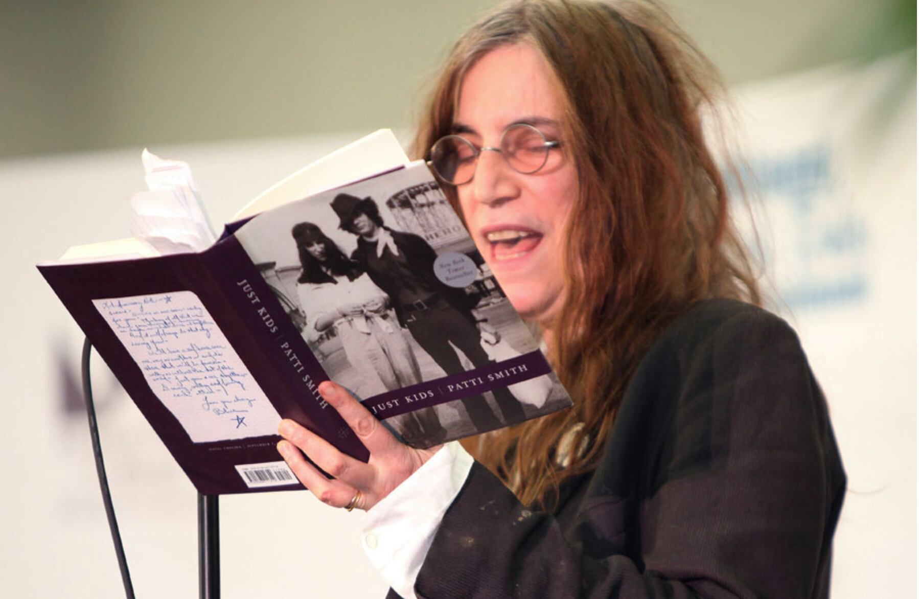 Foto documental sobre la historia de la Feria del Libro de Miami: lectura de Patti Smith