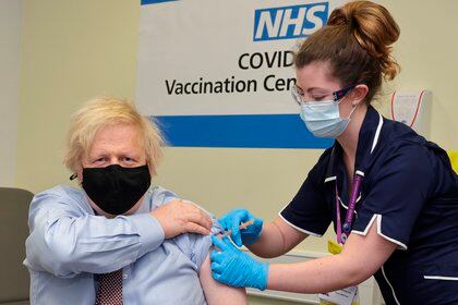Boris Johnson recibe la vacuna de AstraZeneca contra el coronavirus. EFE/EPA/ANDREW PARSONS / 10 DOWNING STREET
