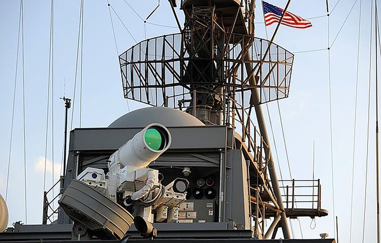 El USS Ponce fue equipado con un láser XN-1 LaWS que puede disparar un rayo de 30 kilovatios, que sirve para paralizar los sensores de un objetivo (US Navy)