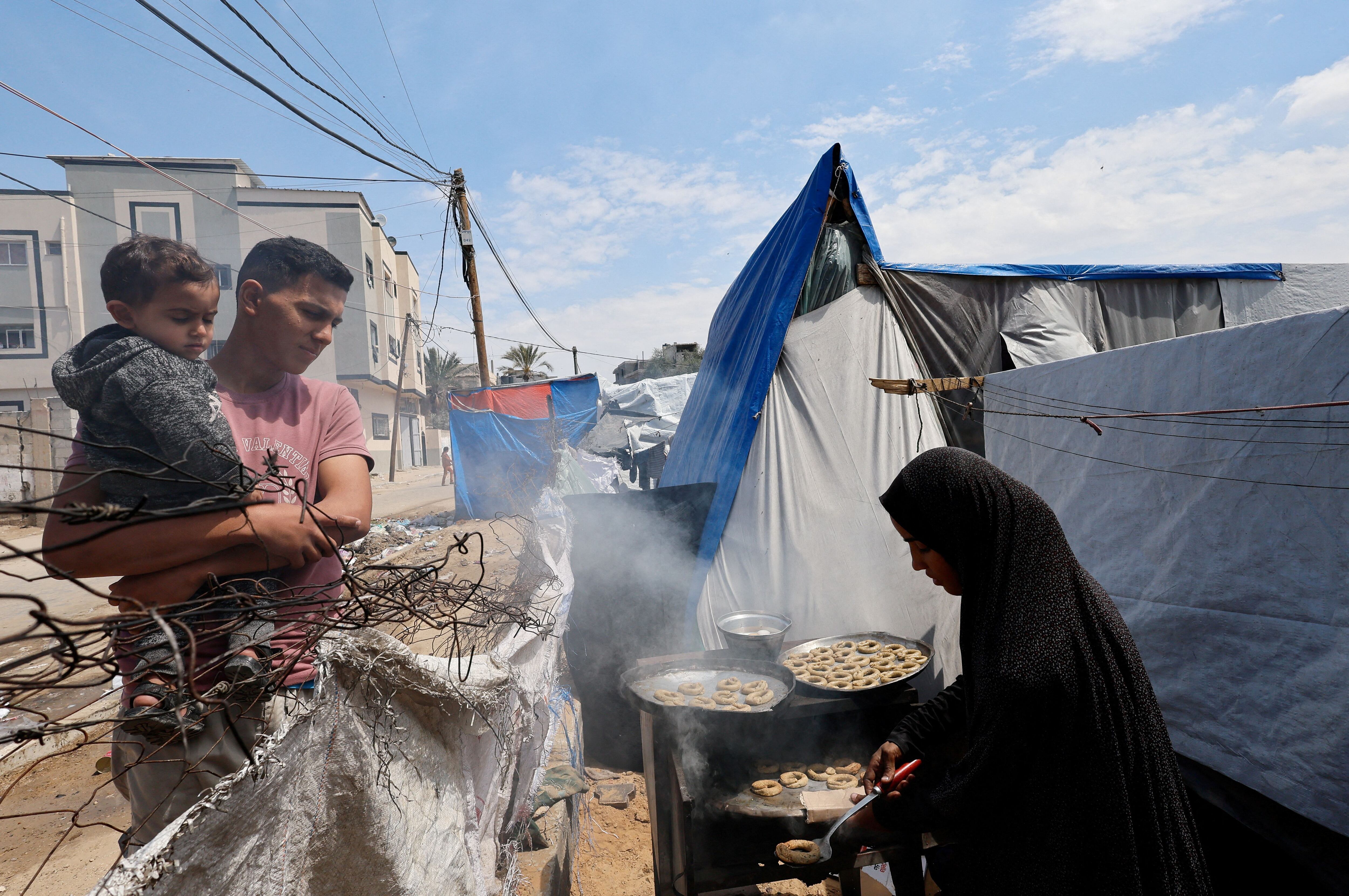 Alrededor de 1,5 millones de habitantes de Gaza se están refugiando en la ciudad de Rafah, que hasta ahora no ha experimentado un ataque terrestre israelí a gran escala (REUTERS/Mohammed Salem)